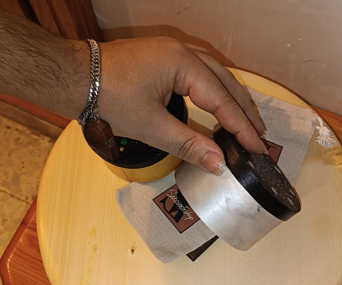 Pulseras Corazón que Permanece de madera en mano mostrando tamaño real – SerViArte