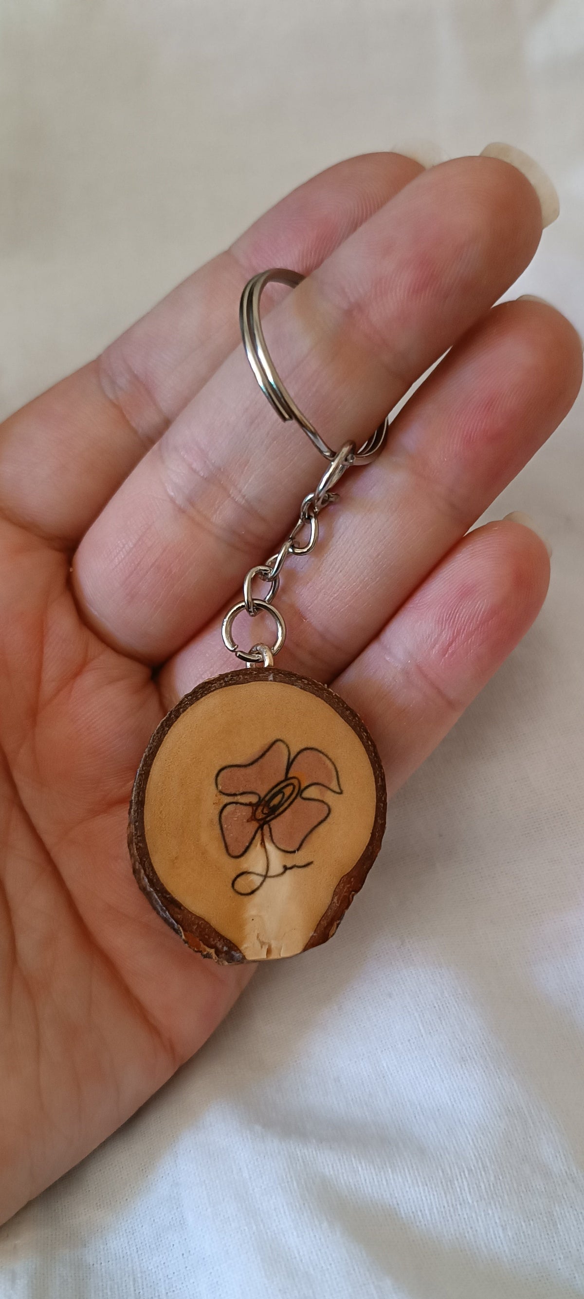 Llavero artesanal de madera con ilustración de corazón dibujado a mano – SerViArteShop