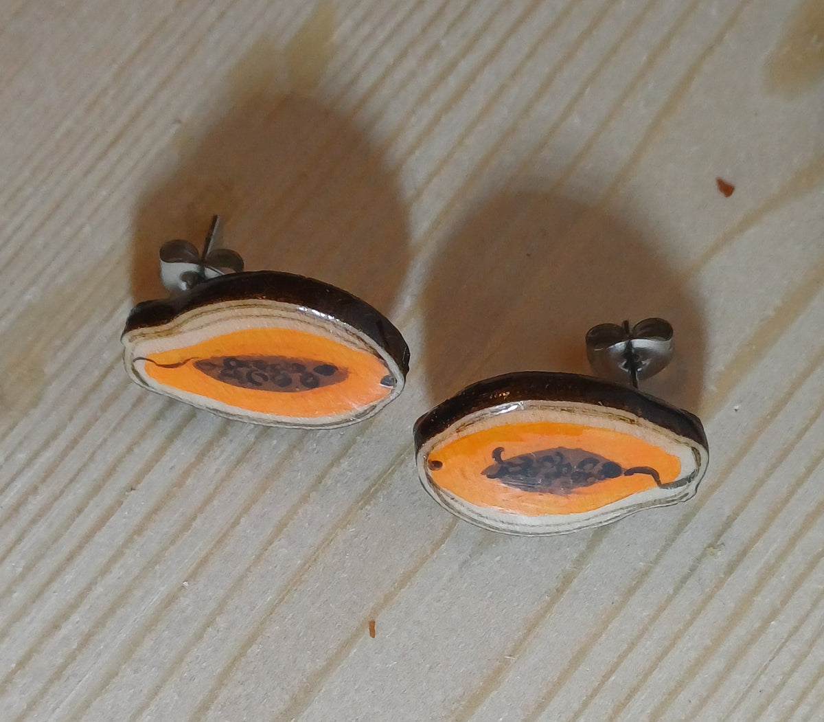 Pendientes Tutti Frutti de madera con papaya dibujada a mano – SerViArteShop