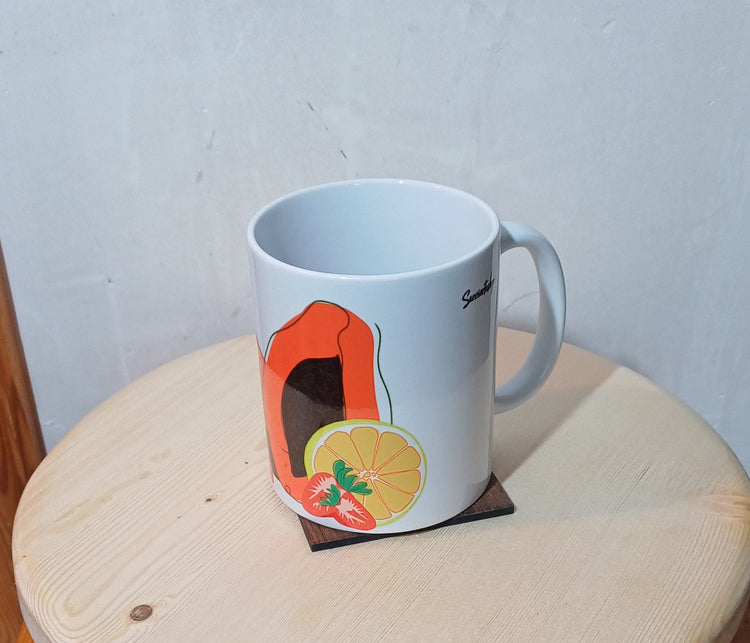 Taza Tutti Frutti cerámica artesanal sobre mesa de madera SerViArte Segovia