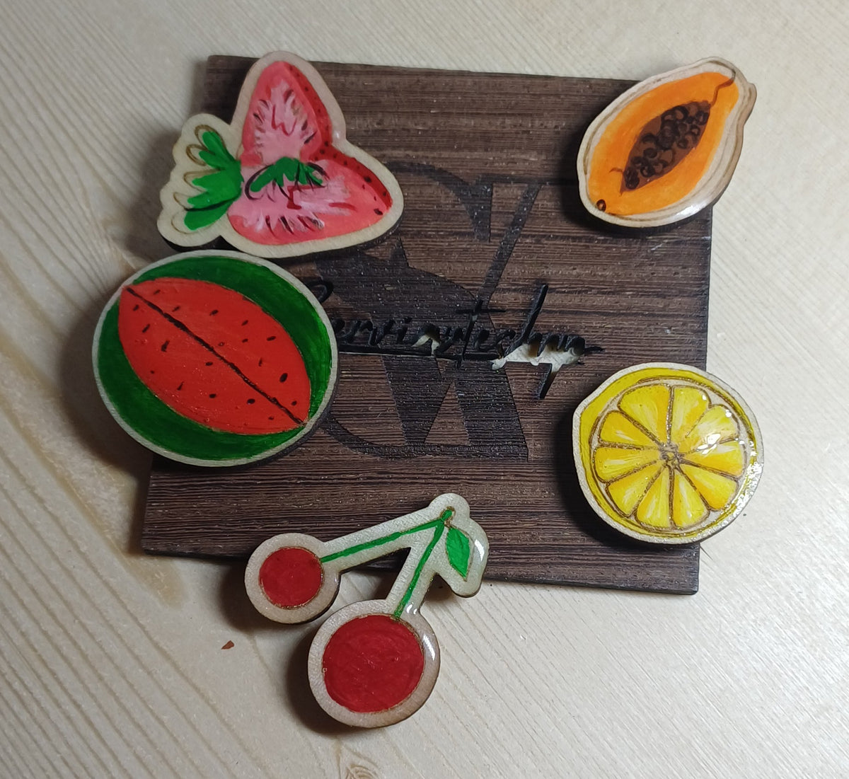 Imán Tutti Frutti de madera artesanal con ilustración de fruta SerViArteShop