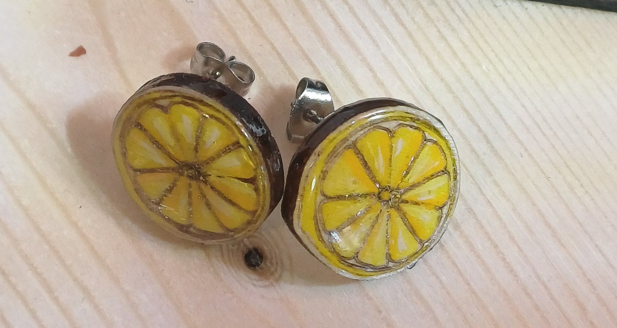 Pendientes Tutti Frutti de madera contrachapada con ilustraciones de frutas dibujadas a mano