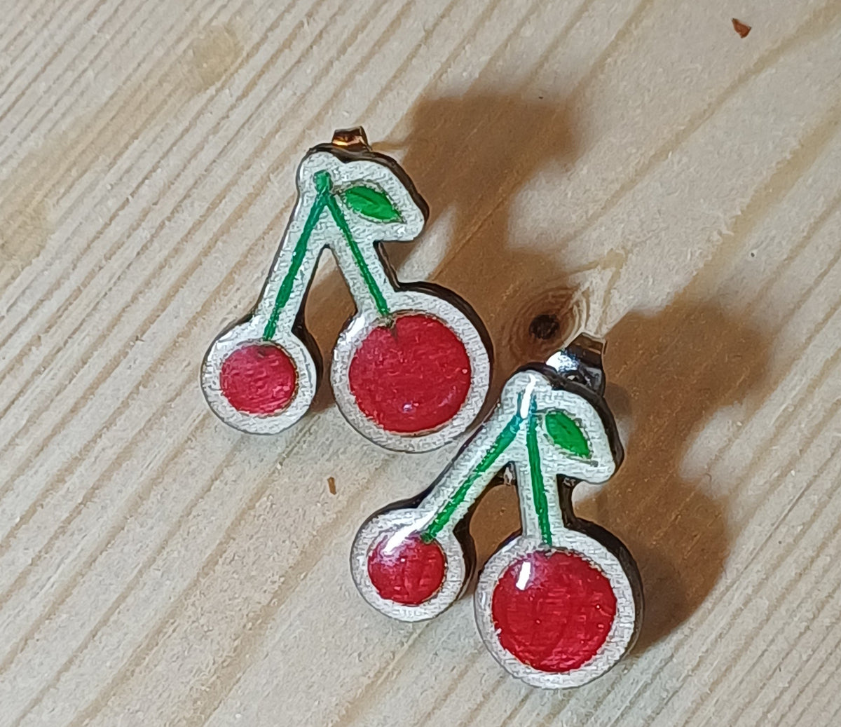 Pendientes Tutti Frutti artesanales de madera sobre fondo claro – SerViArteShop