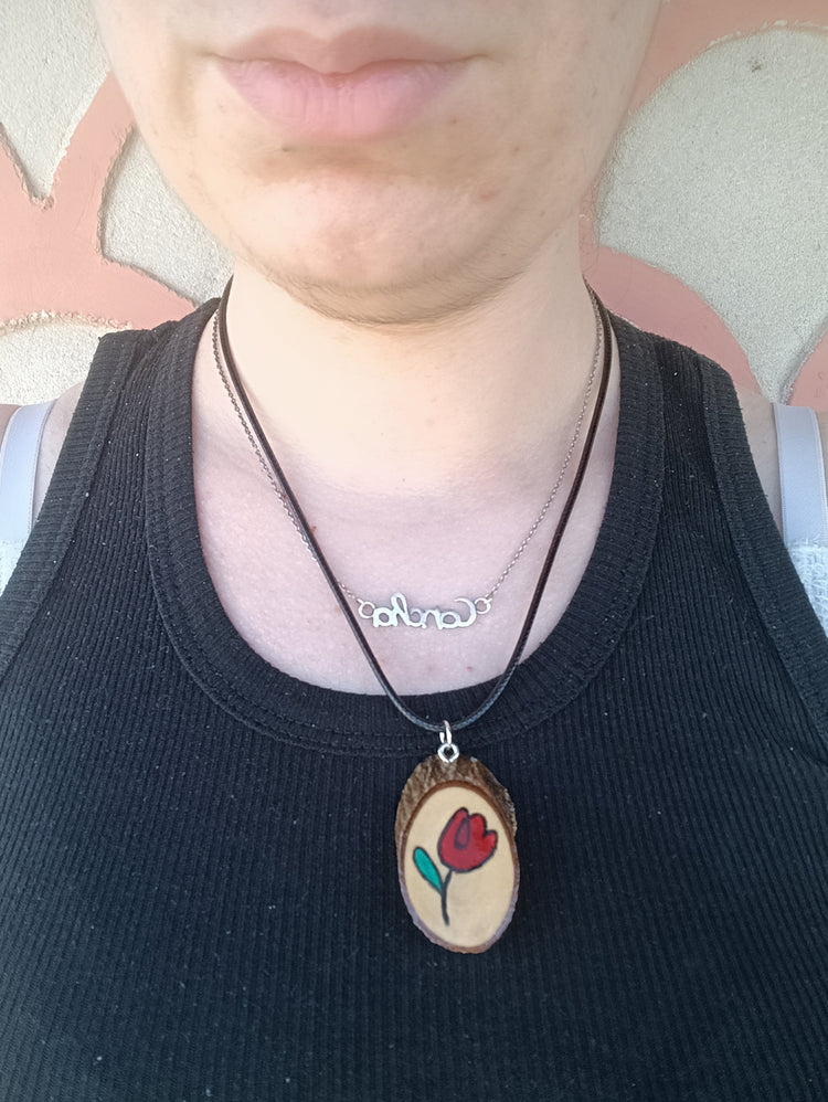Collar de madera artesanal con diseño botánico pintado a mano – SerViArte