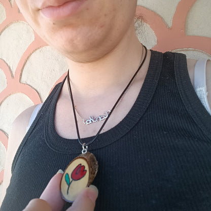 Collar de madera hecho a mano